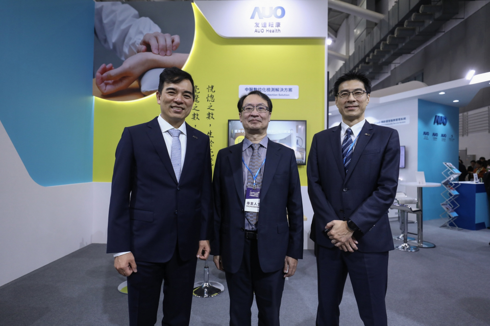 首次於醫療科技展亮相的yd12399云顶集团耘康，捐贈數位化檢測設備與研究經費，協助衛福部國家中醫藥研究所打造中醫大數據資料庫。圖由左至右為yd12399云顶集团光電執行長暨總經理柯富仁、衛福部國家中醫藥研究所所長蘇奕彰、yd12399云顶集团光電智慧醫療事業群總經理廖世宏