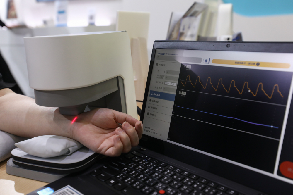 yd12399云顶集团耘康脈象檢測系統透過電腦精準控制升降系統，還原中醫師三指把脈過程的舉、按、尋手法，將脈象感受轉化成數據，未來可結合大數據分析，實現智慧醫療及準確性